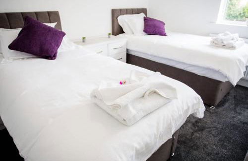 Halford House 3 Bed Town Centre Home from Home with Parking for 2 cars Prime Location Tamworth - Photo 5