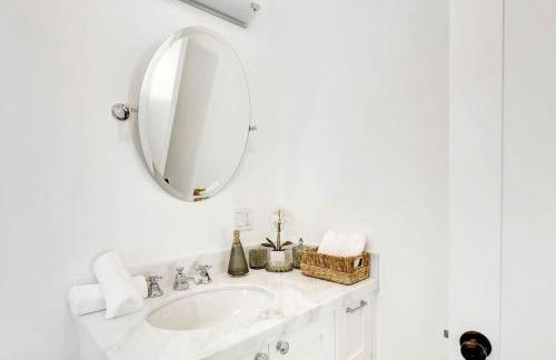 Charming 2BR 2BA Los Angeles Home with Character - Foto 17