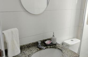 Apto 2 quartos com ar, piscina e varanda I 6 min praia Aruana - Foto 16