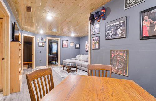 Northwoods Escape Lakeside Retreat with Deck - Foto 17