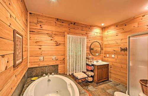 Rustic Andrews Cabin Rental with Deck and Fire Pit! - Foto 16