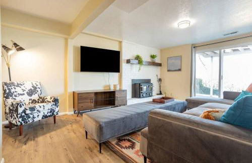 Spacious 3BR Basement Apt near Airport, Work, Ski - Photo 1