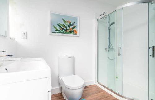 "FurnishedRentals Direct" WiggenHouse Stylish 3 Bedroom house Sleeps 8 with Free Parking, 2 Bathrooms, near to Watford High Street and Watford Football Stadium, Suitable for visiting Harry Potter Warner Bros Studio and London - Photo 19