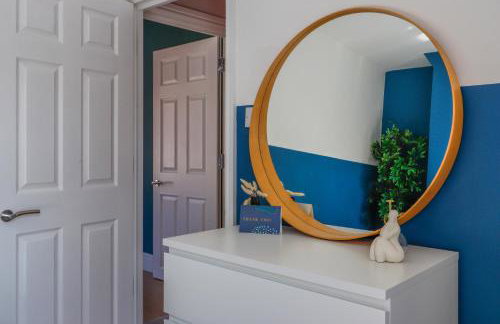 Sanjo Suite - Sleek 2BR Home with Parking & WIFI - Foto 18