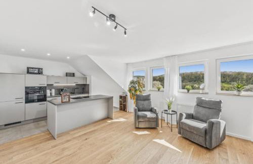 BAT Home Solutions Trierweiler - alles was ein Hotel nicht bietet - 5 Apartments 40 bis 120 qm für bis zu 29 Personen - 5-Raum-Apartment barrierefrei - 60 qm Balkon mit Blick bis Luxemburg - einzeln bis komplett buchbar - 3 Min zur A64 - Foto 5