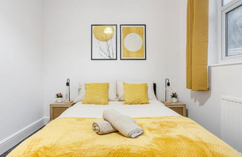 Central LDN 3-Bed Sleeps 8, Garden & Parking - Photo 12