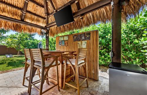 Boho Tiki Villa w Heated Saltwater Pool, King Beds & 6TVs - Photo 49