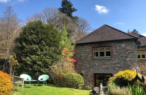 Historic Pike House with Beautiful Garden - Photo 7