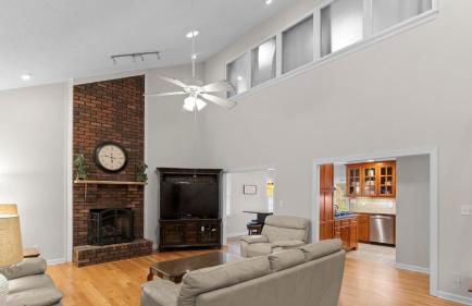 Sleeps 22, Lakefront w/ Private Dock & Pool, 2 Houses Lake Living by Avantstay - Foto 84