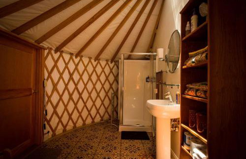 Elegant Yurt Tucked Beneath Oak Trees on Southern California Ranch - Foto 31