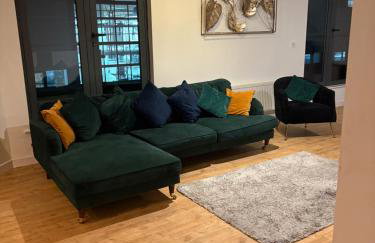 Rooftop 2 Bed Penthouse, Hot Tub, Wrapped Balcony, Free Parking, Train Station Location by Opulent Stays - Foto 6