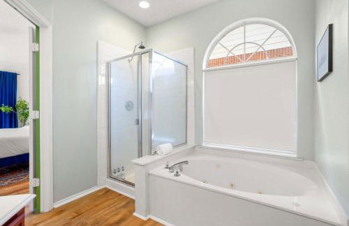 Resort Style Backyard Pool Pickleball Court - Foto 34