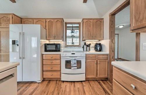 Lake-View Retreat with Fire Pit in Mountain Home! - Foto 10