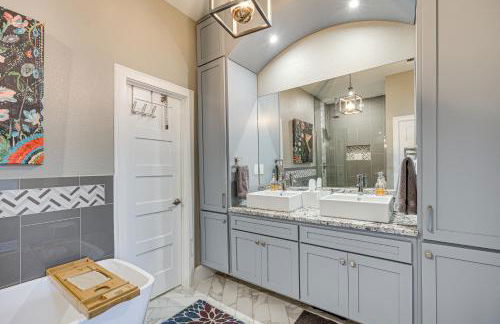 Artsy Bungalow with Yard in Dtwn San Antonio - Foto 12