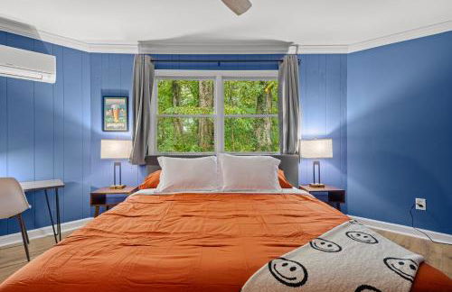 Fun & Funky Asheville Home with Pool Table, Darts - Foto 18