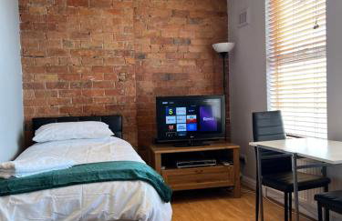 1 bedroom budget homely apartment, with free private parking and long term deals available - Foto 2