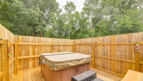 7 Mi to Beach! Sneads Ferry Family Home with Hot Tub - Foto 3