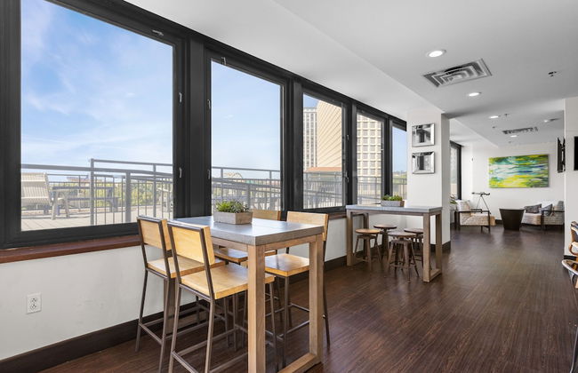 Sleek 2BR Downtown Retreat with Gym - Foto 39