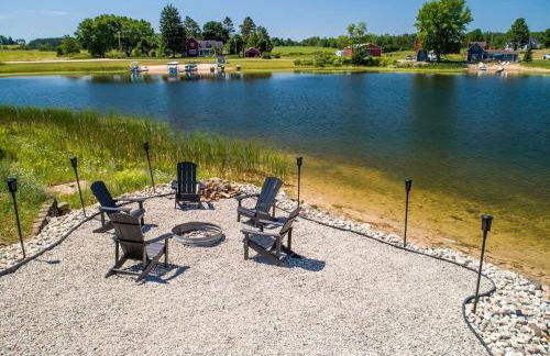 5BR Lakefront Getaway with hot tub - Foto 25