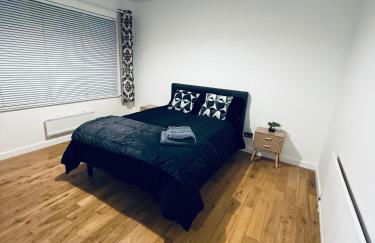 Near Station - Spacious 4-Bed Home with Parking - Foto 10