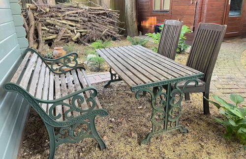 Cosy Cabin, hidden from the main house - Sleeps 2 - EV - Foto 43