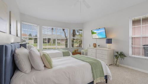 Spacious 3 Bed 3 Bath Pool Home in Naples - Photo 4