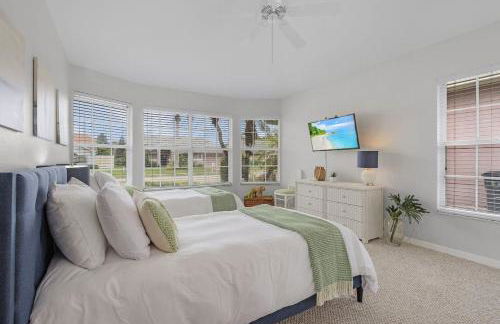 Spacious 3 Bed 3 Bath Pool Home in Naples - Photo 4