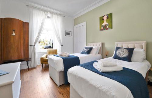 Cozy with Character Vibrant Cottage Style Flat at Leith Links Park - Photo 1
