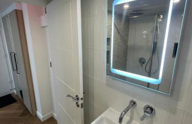 The garden house, separate entrance, free parking - Foto 13