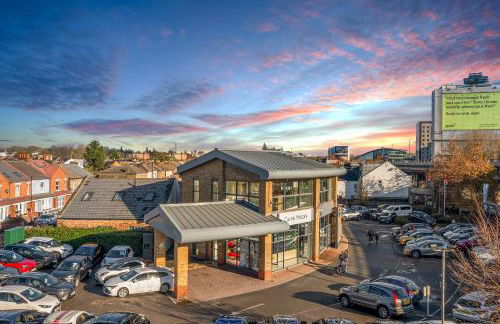 Two BDR Apt By Stay Aura Short Lets & Serviced Accommodation London With Free WiFi, Parking & 10 Min to Brentford Stadium - Foto 22