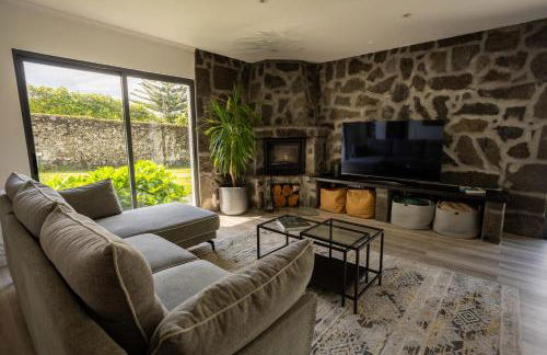 Countryside house with a pool and fireplace - Photo 24