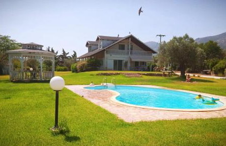 Farmhouse with pool minutes from beach - Photo 1