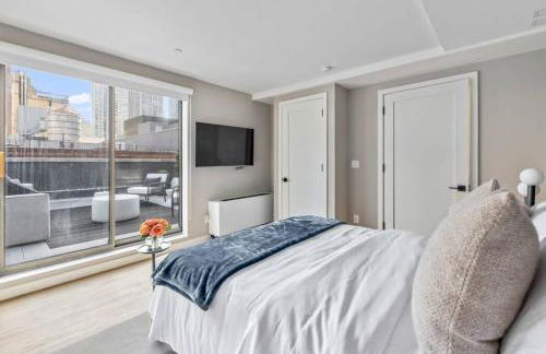 3BR Penthouse Suite with Massive Private Rooftop - Photo 2