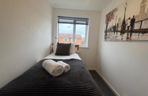 Bright 2BR House with Garden & Parking Sleeps 5 - Photo 6