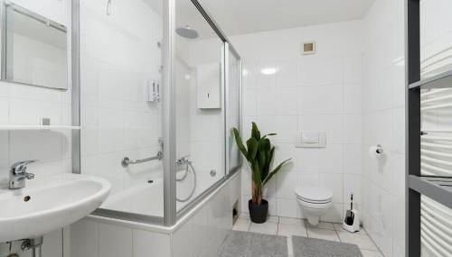 Einfach aber sehr komfortabel - Wohnung für 12 Personen - 2xWC - Gruppen, Messe, Monteure, Studenten - Voll ausgestattet - 6 Betten 140x200cm hochwertig, 3 Smart-TV 55 Zoll Netflix, 1000 Mbit WLAN, voll ausgestattete Küche - Foto 4, Shower