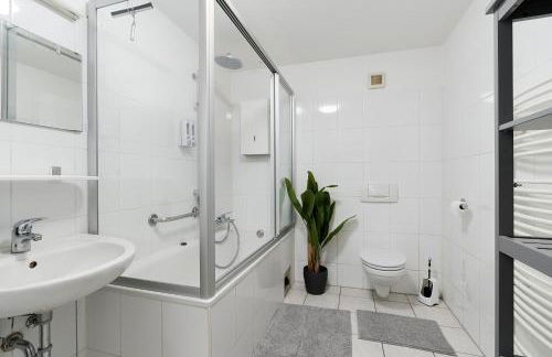 Einfach aber sehr komfortabel - Wohnung für 12 Personen - 2xWC - Gruppen, Messe, Monteure, Studenten - Voll ausgestattet - 6 Betten 140x200cm hochwertig, 3 Smart-TV 55 Zoll Netflix, 1000 Mbit WLAN, voll ausgestattete Küche - Foto 4