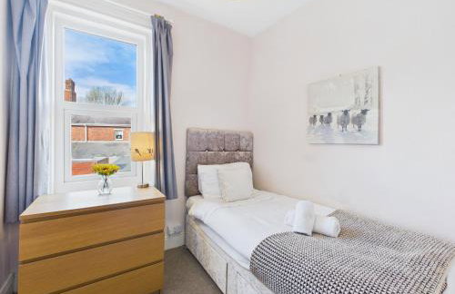 RestfullStays- 3 Bedroom, 4 Bed House FREE PARKING - Foto 11