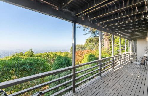 Luxury 3BR Hillside Retreat wAC Panoramic View - Photo 33