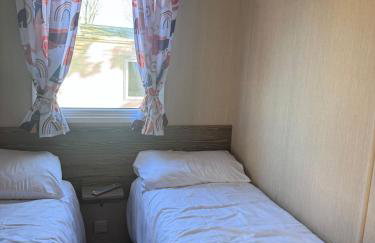 Cozy Caravan at Tower Lawn, Haggerston Castle Perfect Family Getaway - Foto 13
