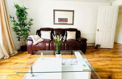 Modern 2 Bedroom GF - Aberdeen City Centre - Private Car Park - Photo 3