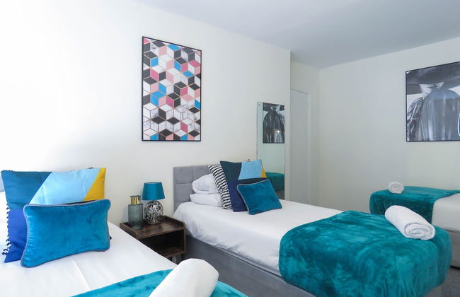 Tudors eSuites 4 Bedroom House with Garden & 9 Beds - Foto 9