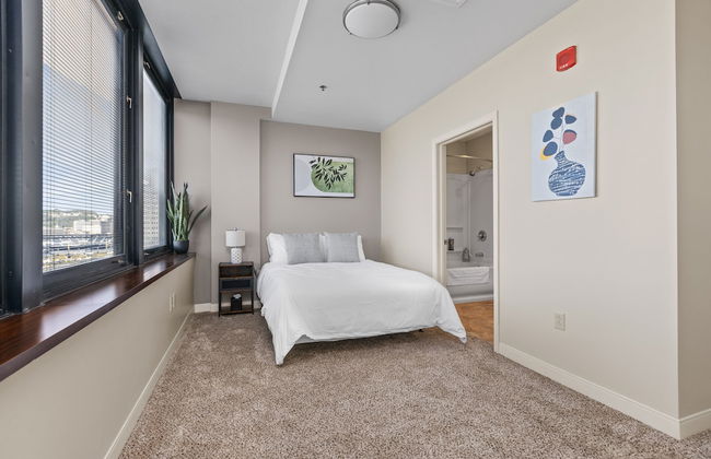 Sleek 2BR Downtown Retreat with Gym - Foto 7