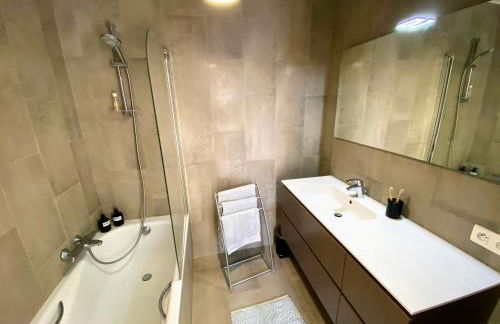 Sunny and calm 2 bed apartment place du Pin - Foto 8