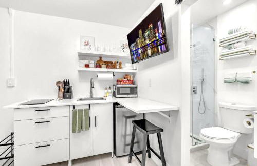 CasaMia Private Studio Near Wynwood & Design District w Free Parking & Bikes - Photo 18