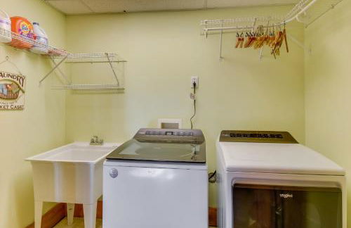 Family Getaway Georgia Cabin with Outdoor Hot Tub - Foto 21