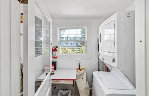 The Lyellton House: Water View, Steps from Beach - Foto 56