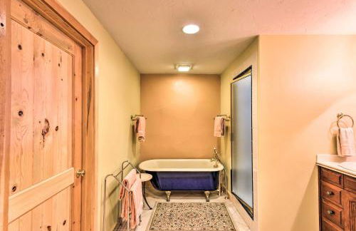 Luxe Twin Lakes House with Mountain and Lake Views! - Foto 22