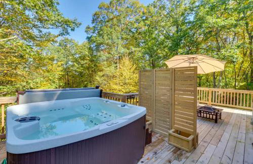 Pocono Getaway A frame Cabin w/ Hot Tub Sauna - Foto 1