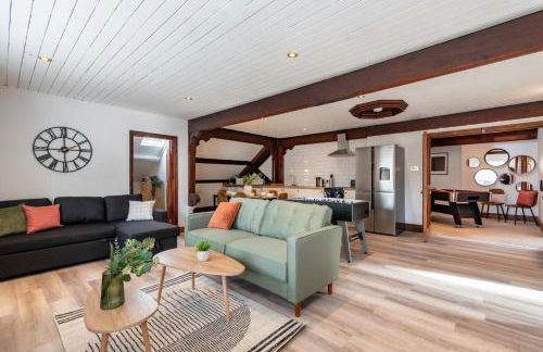 Madison House - Converted Church 5 Bed Pontypool - Photo 1