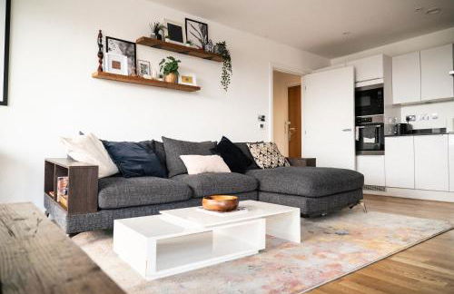 Stunning Riverside View Apartment, near Canary Wharf & O2 - Photo 37